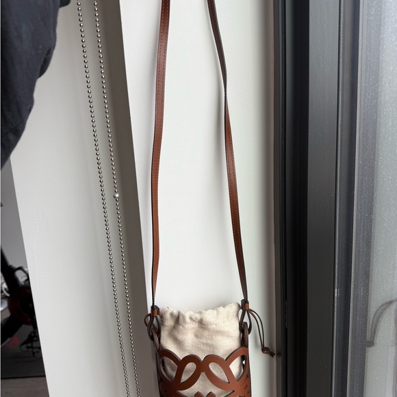 LOEWE
Anagram cut-out pocket in classic calfskin and canvas - Picture 4 of 14